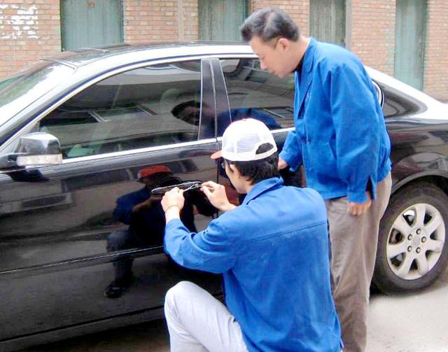南京东路汽车钥匙丢在车里面怎么办?